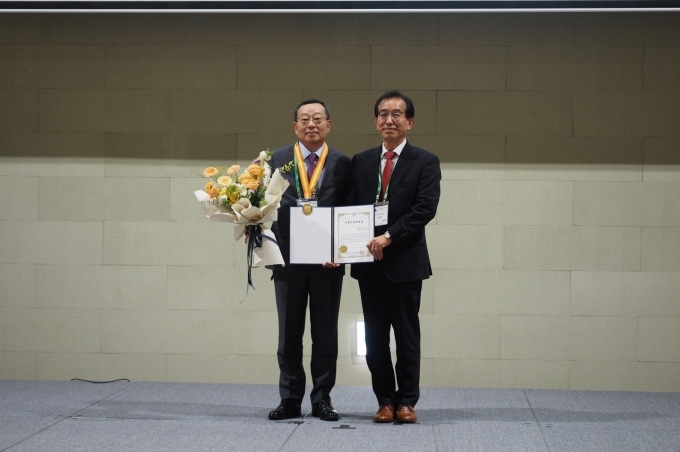 지난 16일 한국자동차공학회 자동차공학대상을 수상한 현대모비스 조성환 사장(좌)이 한국자동차공학회 민경덕 회장과 기념사진을 찍고 있다