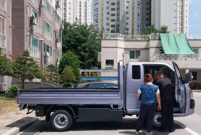 GS글로벌이 실시하는 T4K 찾아가는 시승캠페인을 통해 고객의 거주지에서 시승을 하고 있는 모습.