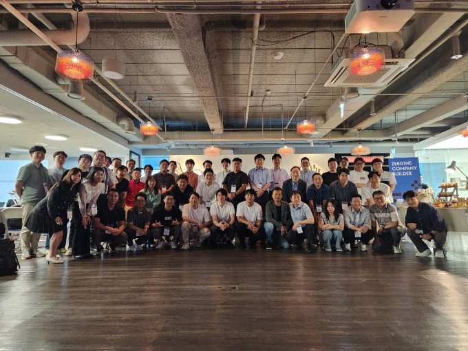 지난 7월21일 드림플러스 강남 제로원 공간에서 현대차그룹 사내 스타트업 대표들이 한 자리에 모여 단체 사진을 촬영하고 있다. 이 가운데 ‘에픽카’, ‘에이치충전연구소’, ‘쓰리아이솔루션’ 등 3개사가 이번에 분사했다.