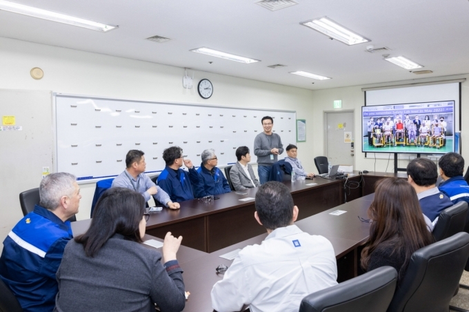 23일 인천 부평 본사에서 개최된 품질 현장 투어에 참석한 임직원들이 회의를 진행하고 있다