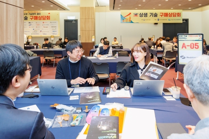 르노코리아 구매본부 상생협력추진팀이 21일 서울 코엑스에서 중소벤처기업부 주최로 열린 2023 대‧중소기업 상생 기술협력 페어에서 협력업체들과 만나 상생 기술 구매상담회를 진행하고 있다