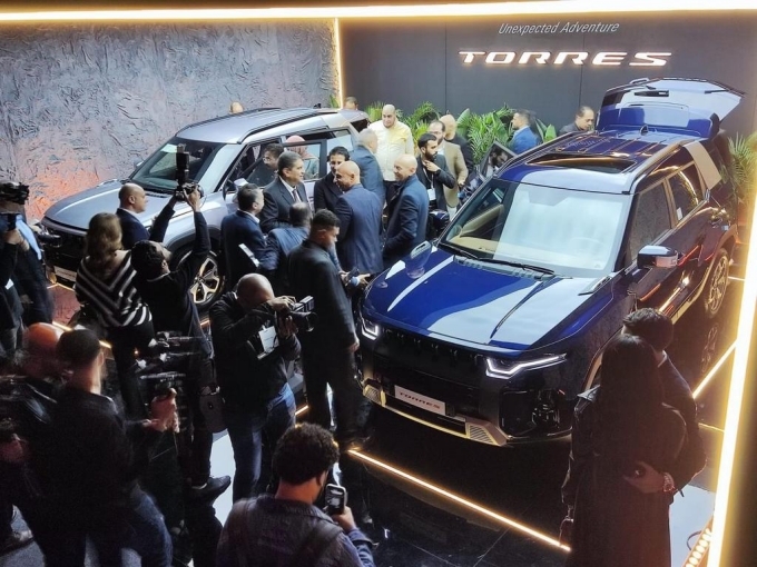 지난 20일 카이로 기자지구에서 피라미드를 배경으로 진행된 토레스 론칭 행사에 이집트 현지 미디어와 인플루언서, 대리점 관계자 등이 제품 설명을 듣고 있다.