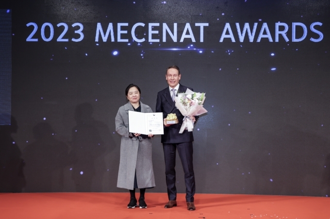 울프 아우스프룽 한성자동차 대표(오른쪽)이 '2023 메세나인상'을 수상하고 기념촬영을 하고 있다.