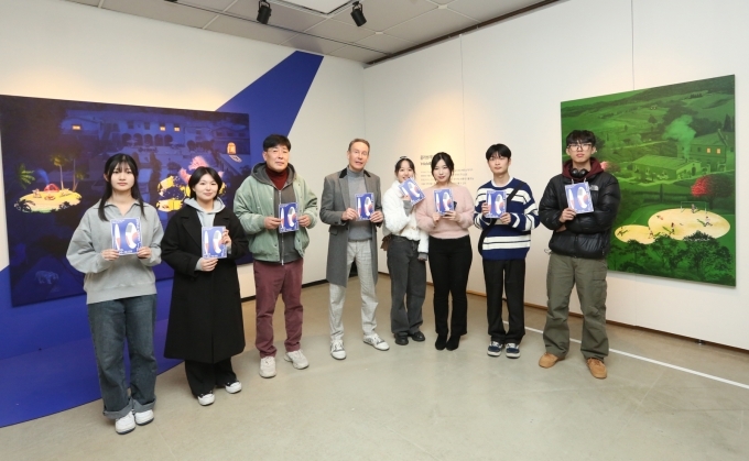 한성자동차 대표 울프 아우스프룽(좌측에서 네 번째) 대표와 드림그림 장학생들의 단체로 기념촬영을 하고 있다.