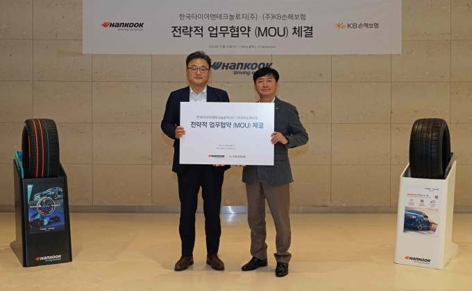 (왼쪽부터) 박종호 한국타이어앤테크놀로지 한국사업본부장,박영식 KB손해보험 다이렉트본부장이 기념사진을 촬영하고 있다.