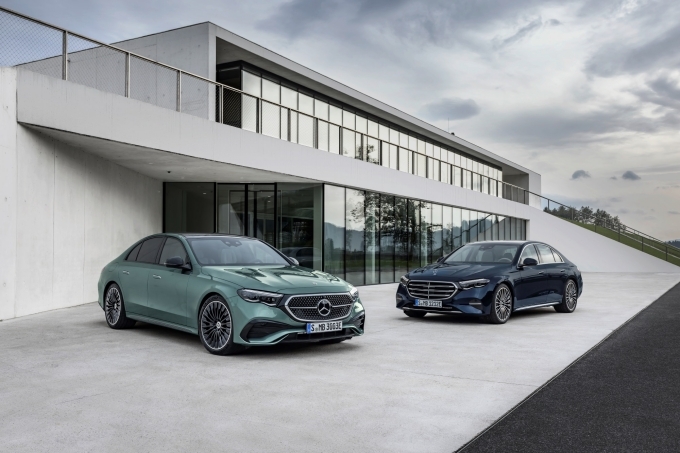 더 뉴 메르세데스-벤츠 E-클래스 AMG 라인(좌)과 익스클루시브(우)