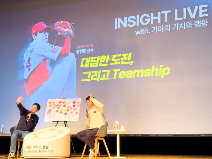 기아 임직원들이 밸류위크 부스에서 체험하고 있는 모습