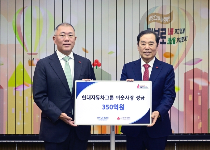정의선 현대자동차그룹 회장(왼쪽)과 김병준 사회복지공동모금회 회장이 18일 서울시 중구 사회복지공동모금회 사랑의열매 회관에서 열린 '희망2024나눔캠페인'성금 전달식에서 기념촬영을 하고 있다.