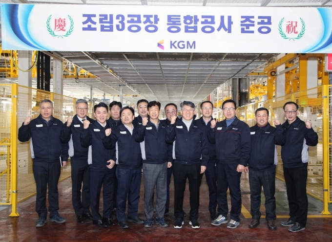 곽재선 회장(사진 오른쪽 앞줄 네번째)이 통합공사 라인을 점검하고 임직원들과 기념촬영을 하고 있다.