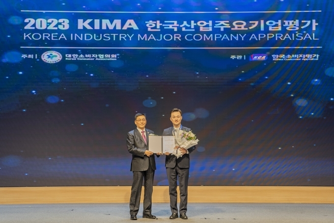 (왼쪽부터) KCA 한국소비자평가 송영재 회장, 메르세데스-벤츠 코리아 이범일 리테일 영업 부문 상무가 기념촬영을 하고 있다.