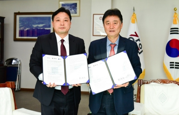 지난 27일 강원도 화천군청에서 개최된 협약식에서 이의호 KG모빌리티 중부지역사업본부장(왼쪽)이 축제를 주최하는 최문순 화천군수와 협약식을 체결하고 기념사진을 촬영하고 있다.