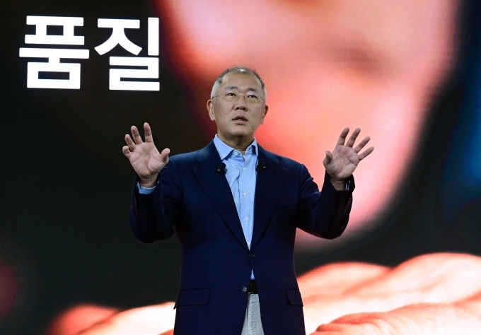 정의선 현대차그룹은 회장은 새해 메시지에서 "올해를 한결같고 끊임없는 변화를 통해 지속성장해 나가는 해로 삼아, 여러분과 함께 어려움에 흔들리지 않는 건강한 체질을 만들고자 한다"고 밝혔다.