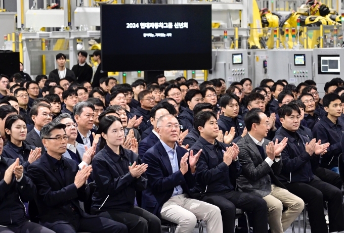 현대차그룹 2024년 신년회에는 정의선 회장과 그룹사 경영진, 그룹 임직원들이 온오프라인으로 참석했다.