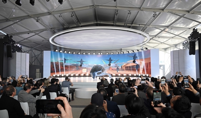 CES 2024에서 슈퍼널의 신규 AAM 기체 S-A2가 공개되는 모습