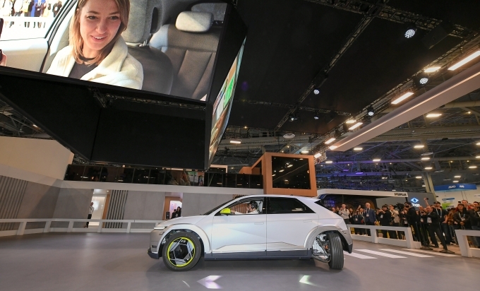 현대모비스는 CES 2024에서 차세대 전기차 구동장치 e코너시스템이 탑재된 모비온을 공개했다. 현지시간 9일부터 관람객들이 모비온에 탑승해 평행주행과 대각선 주행, 제자리 회전 등을 체험하고 있는 모습.