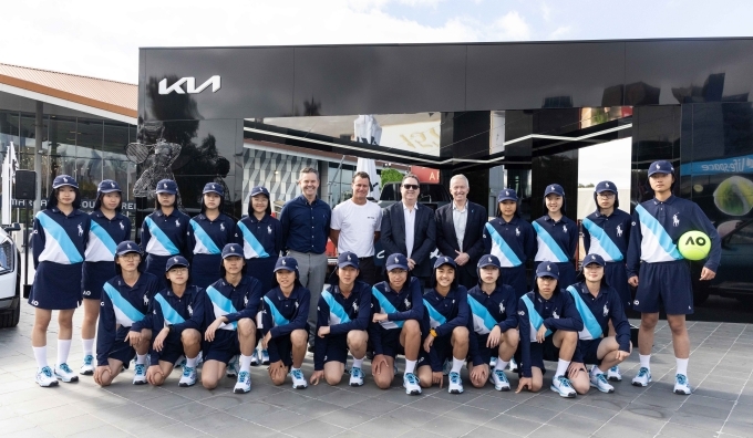 행사에 참석한 볼키즈들과 가운데 좌측부터 토드 우드브릿지(Todd Woodbridge) 전 호주 프로 테니스 선수, 레이튼 휴이트(Lleyton Hewitt) 전 호주 프로 테니스 선수, 데미안 메레디스(Damien Meredith) 기아호주 법인장, 크레이그 타일리(Craig Tiley) 호주오픈 토너먼트 디렉터가 포즈를 취하고 있는 모습.
