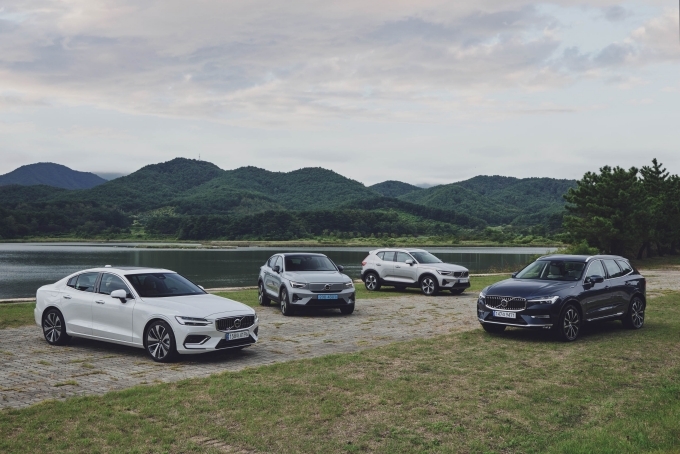 볼보자동차코리아 2024년식 라인업 (왼쪽부터 S60, C40 Recharge, XC40, XC60)