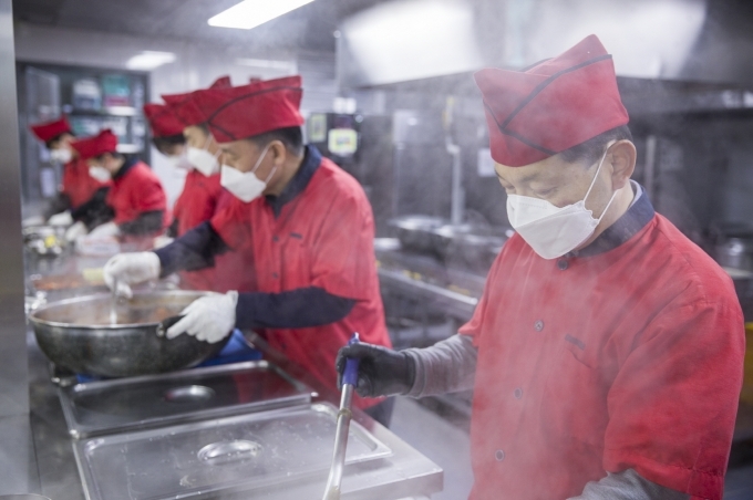 한국토요타자동차 및 토요타파이낸셜서비스코리아 임직원이 안나의 집에서 배식 봉사 활동을 하고 있다.
