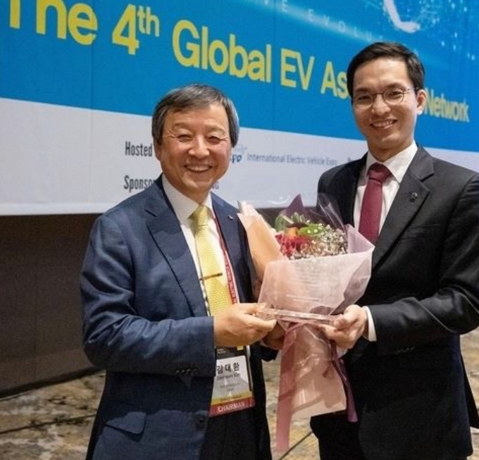 지난 2019년 5월 7일 제주신화월드 랜딩컨벤션홀에서 열린 세계EV협의회(GEAN) 제4차 연례총회에서 김대환 GEAN 회장이 한국닛산 관계자에게 공로패를 수여하고 있다.