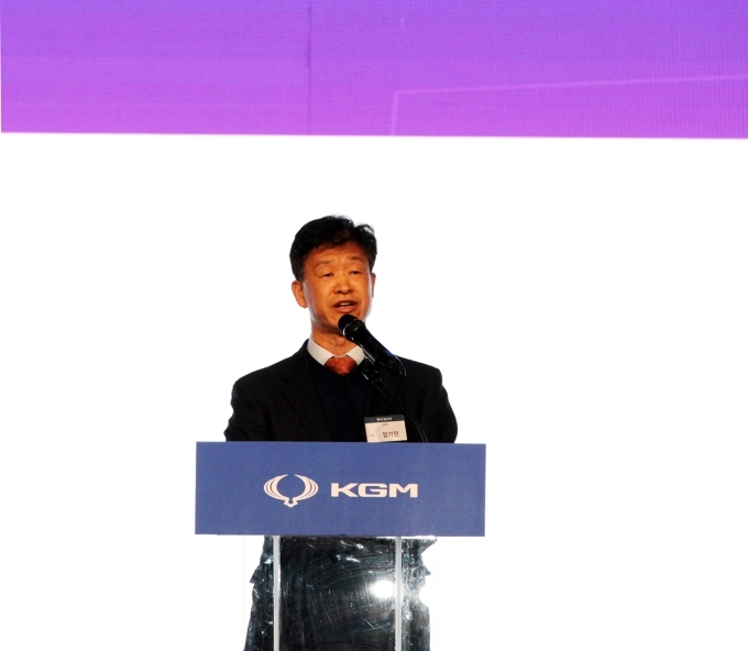 KGM이 파트너사와의 상생협력과 동반 성장 도모를 위해 회사의 경영 현황과 사업 비전 등을 공유하는 ‘2024년 파트너스 데이(KGM PARTNER’S DAY 2024)’를 가졌다. 엄기민 KGM 사장이 환영사를 하고 있다.