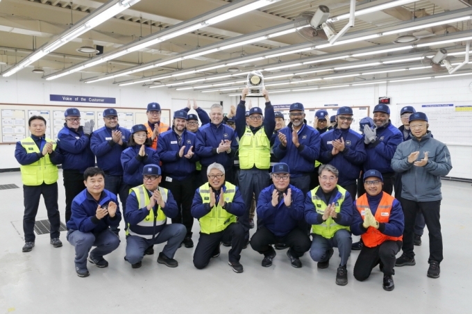 지난 24일 GM 부평공장에서 제럴드 존슨 GM 글로벌 생산 부문 총괄부사장(2열 가운데 오른쪽)과 헥터 비자레알 GM 한국사업장 사장(2열 가운데 왼쪽)을 비롯한 임직원들이 트레일블레이저(파생모델 포함)와 트랙스 크로스오버의 파생모델의 글로벌 성공을 축하하며 기념촬영을 하고 있는 모습.