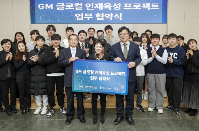 협약식에 참석한 (가운데 왼쪽부터) 한민구 한국뉴욕주립대 행정연구부총장 겸 산학협력단 단장, 윤명옥 한마음재단 사무총장, 도성훈 인천시교육감 등을 비롯해 시범 연구 프로젝트에 참여했던 인천시 청소년 및 관계자들의 모습.