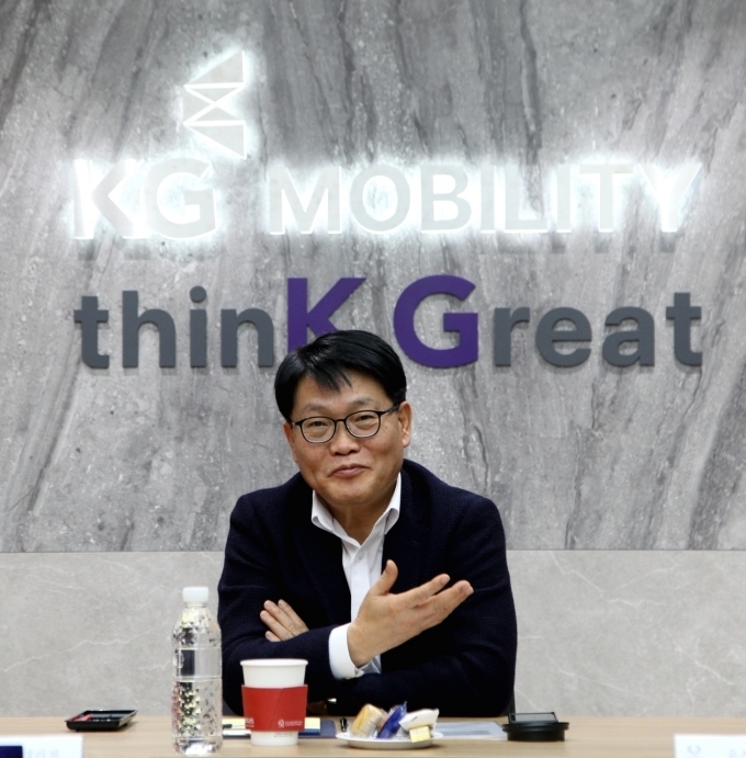 KGM이 2023년 판매 우수 대리점 시상과 함께 대리점 대표들과 간담회를 갖고 현장 의견을 청취 했다.(KGM 정용원 대표이사)