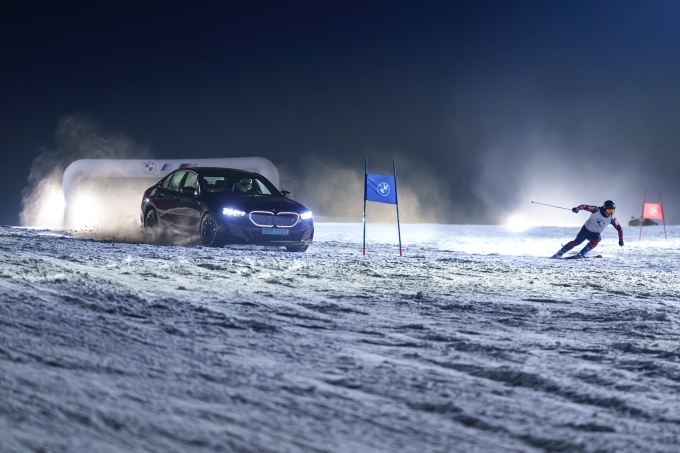BMW코리아, 고성능 전기세단 뉴 i5 M60 xDrive의 스키 코스 활강 및 회전 모습