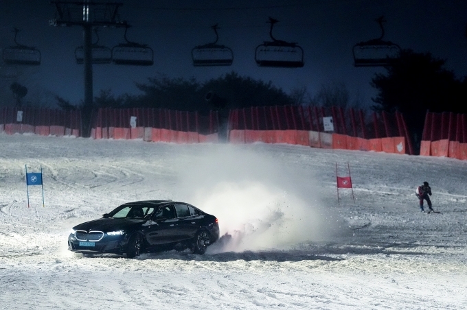 BMW코리아, 고성능 전기세단 뉴 i5 M60 xDrive의 스키 코스 활강 및 회전 모습