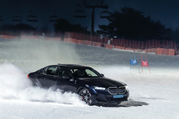 BMW코리아, 고성능 전기세단 뉴 i5 M60 xDrive의 스키 코스 활강 및 회전 모습