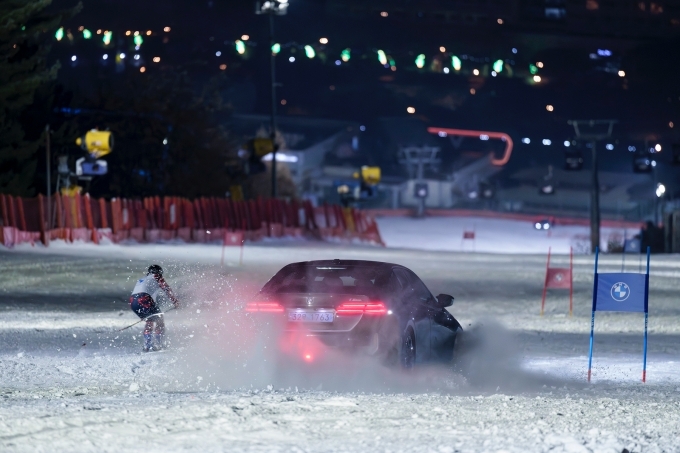 BMW코리아, 고성능 전기세단 뉴 i5 M60 xDrive의 스키 코스 활강 및 회전 모습