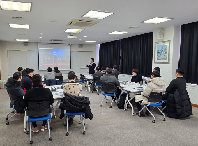 KG 모빌리티가 지난해 우수한 영업 실적을 거둔 AM(Auto Manager, 영업직사원)들을 대상으로 워크숍을 갖는 등 본격적인 판매 역량 강화에 나섰다. 사진은 오토매니저들이 워크숍을 통해 상호 교류하며 강의를 경청하고 있는 모습.