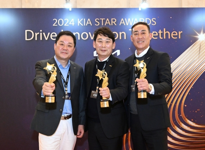 좌측부터 기아 판매왕 3위 박광주 영업이사, 1위 정태삼 영업이사, 2위 이선주 선임 오토컨설턴트가 기념촬영을 하는 모습