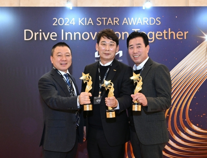 좌측부터 기아 EV판매왕 2위 윤석찬 선임 오토컨설턴트, 1위 정태삼 영업이사, 3위 양회웅 선임 오토컨설턴트가 기념촬영을 하는 모습