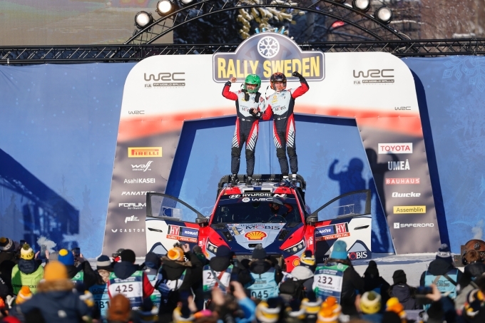 2024 WRC 스웨덴 랠리에서 1위로 들어와 우승 세리머니를 하는 현대 월드랠리팀 에사페카 라피(오른쪽)와 코드라이버 얀 펌(Janne Ferm)