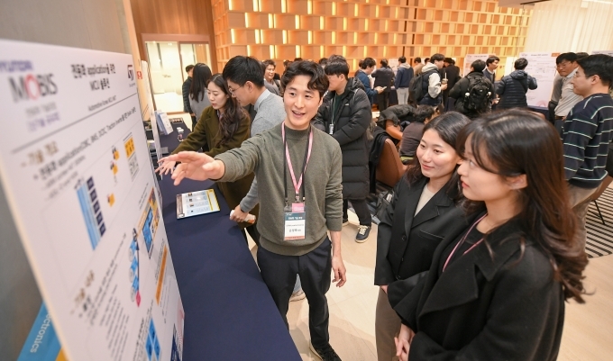 현대모비스가 지난 20일 경기도 의왕 전동화 연구소에서 산-학-연 합동 ‘전동화 기술 포럼’을 개최했다. 차량 전동화 분야 기술협력 생태계 구축을 위한 이 자리에는 대학과 연구기관, 혁신기술을 보유한 전문사 등 230여명이 참석하며 큰 호응을 얻었다.