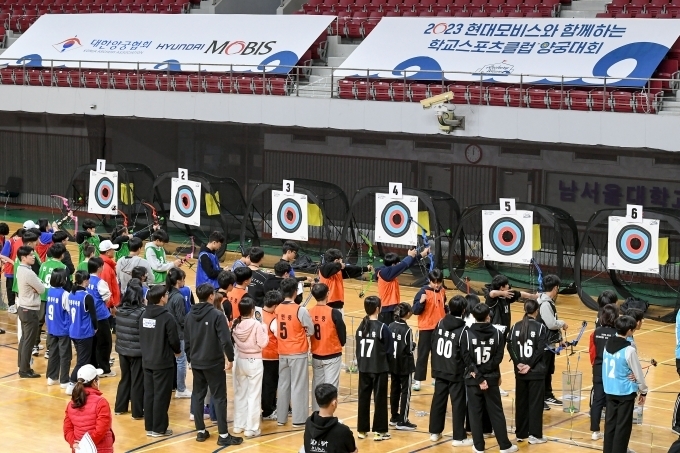 현대모비스가 지난해 12월 충남 천안 남서울대학교에서 개최한 ‘학교스포츠클럽 양궁대회’에서 참가 학생들이 진지한 모습으로 활시위를 당기고 있다.