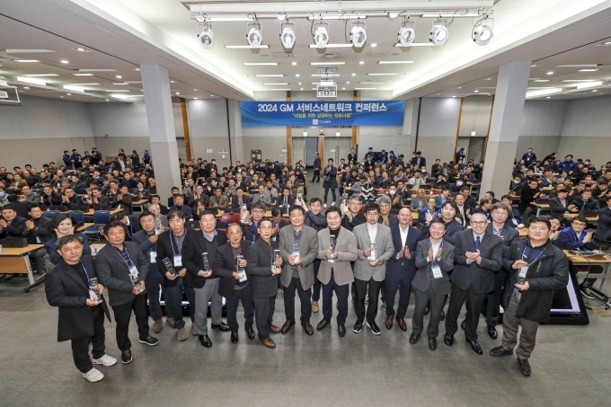 GM 한국사업장 부평 본사에서 윌리엄 헨리 GM 해외사업부문 애프터 세일즈 서비스 부문 전무(1열 오른쪽에서 네번째) 및 구스타보 콜로시 GM 한국사업장 영업·서비스·마케팅 부문 부사장(1열 오른쪽에서 두번째)을 비롯한 GM 임직원과 전국 약 350여 개의 서비스 네트워크 대표들이 16개소 우수 서비스센터의 수상을 축하하며, 기념촬영을 하고 있는 모습.