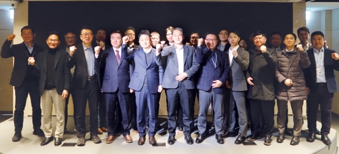 (왼쪽부터 다섯 번째) 한국타이어앤테크놀로지 대표이사 이수일 부회장 및 프로액티브 어워드 수상 임직원 기념 사진촬영을 하고 있다.