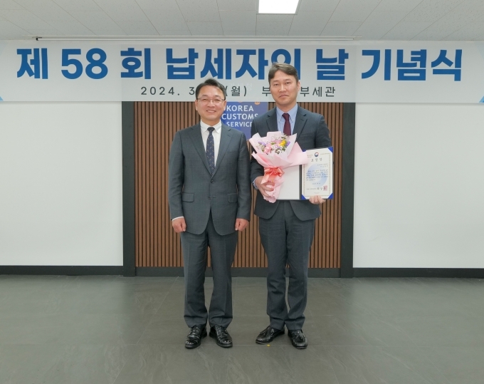 부산본부세관 장웅요 세관장(왼쪽)과 르노코리아 김동진 통관기획팀장(오른쪽)이 기념촬영을 하는 모습