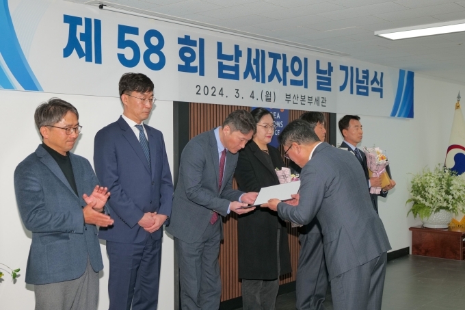 르노코리아 김동진 통관기획팀장(왼쪽 3번째)이 수상을 하는 모습