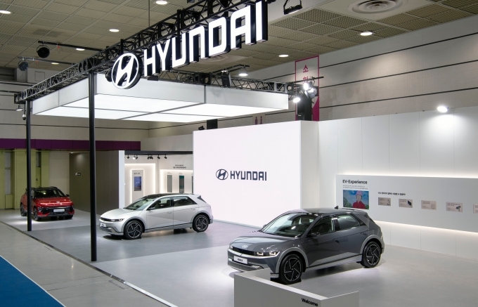 EV 트렌드 코리아 2024에 참가한 현대자동차 전시 부스 전경