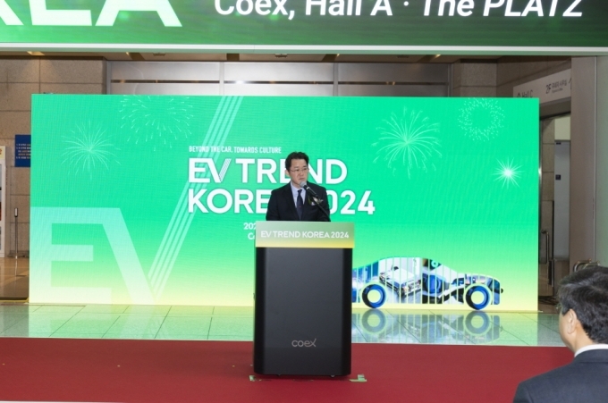임상준 환경부 차관이 EV 트렌드 코리아 2024 개막식회에서 개회사를 하고 있다.