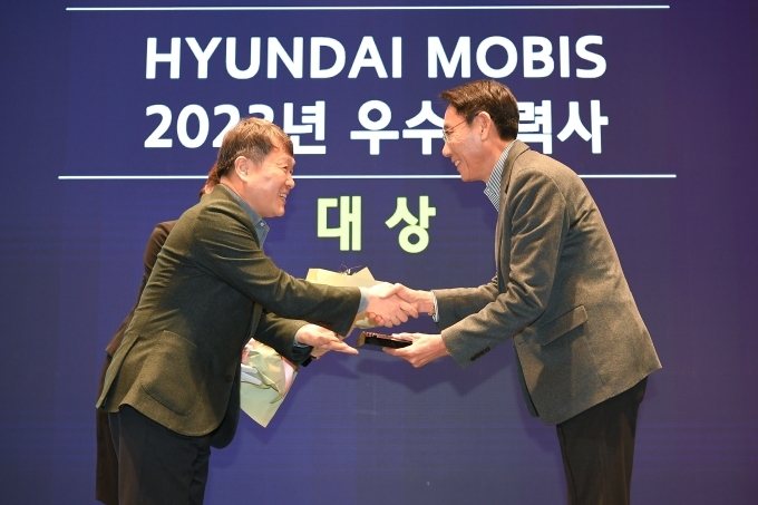 이규석 대표이사(왼쪽)가 우수 협력업체 대표이사에게 수상하고 있다.