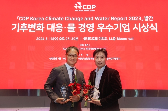 (사진) (왼쪽부터) 현대차 경영전략3실장 황동철 상무, 기아 안전환경지원팀 임기동 팀장이 '2023 CDP 코리아 어워드(CDP Korea Award)'에서 기념사진을 촬영하는 모습