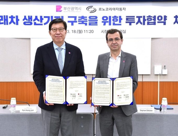박형준 부산시장(왼쪽)과 스테판 드블레즈 르노코리아 대표(오른쪽)이 미래차 생산 투자양해각서 체결후 기념사진 촬영을 하고 있다.