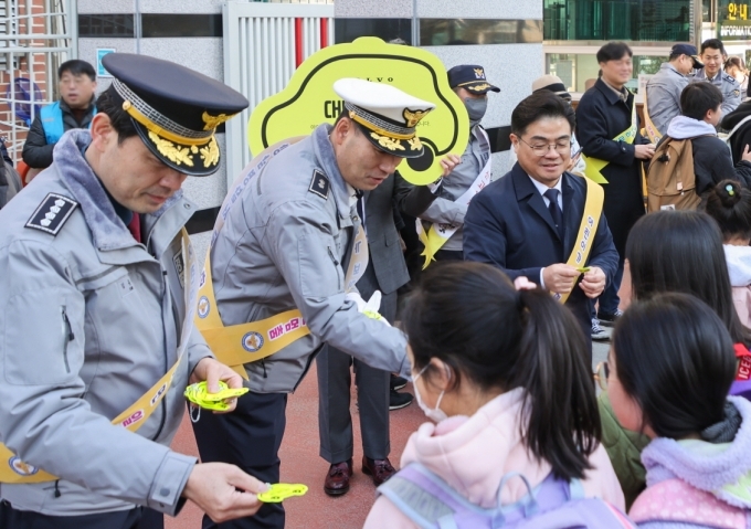 (왼쪽부터) 서울강남경찰서 김동수 서장, 교통관리계장 이상범 경감, 볼보자동차코리아 이만식 전무