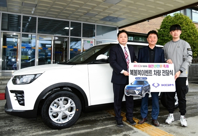 지난 25일 강원도 화천군청에서 이의호 중부지역사업부장(사진 왼쪽)과 최문순 화천군수(가운데)가 이벤트 당첨자 이채형 씨(강원도 화천군, 24세/ 사진 오른쪽)에게 티볼리를 전달하며 축하해 주고 있다.
