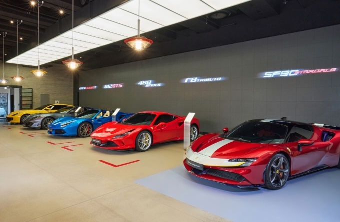 (우측부터) SF90 스트라달레, F8 트리뷰토, 488 스파이더, 812 GTS, GTC4 루쏘 T