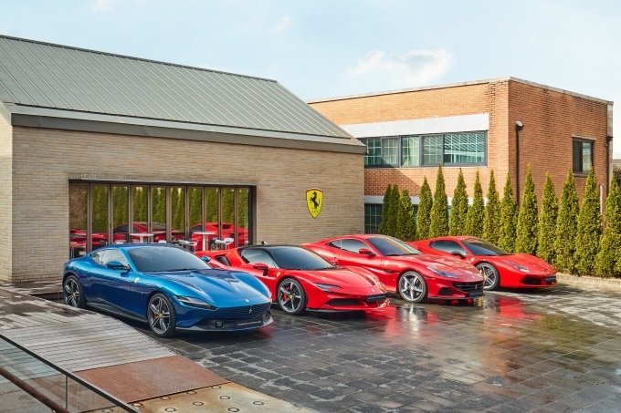 (우측부터) 488 GTB, 포르토피노 M, SF90 스트라달레, 페라리 로마